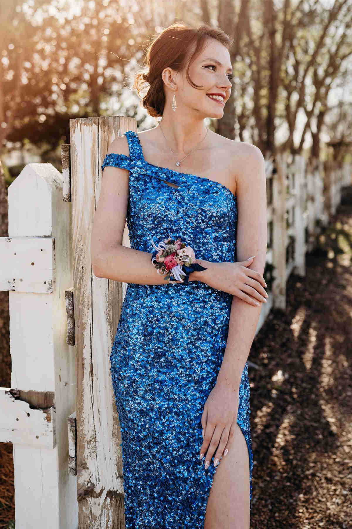 Ballkleid mit einem Träger und Schlitz SYP115