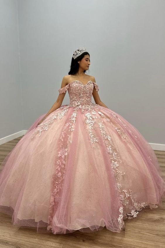 Vestido de quinceañera con hombros descubiertos y apliques de tul rosa Y5882