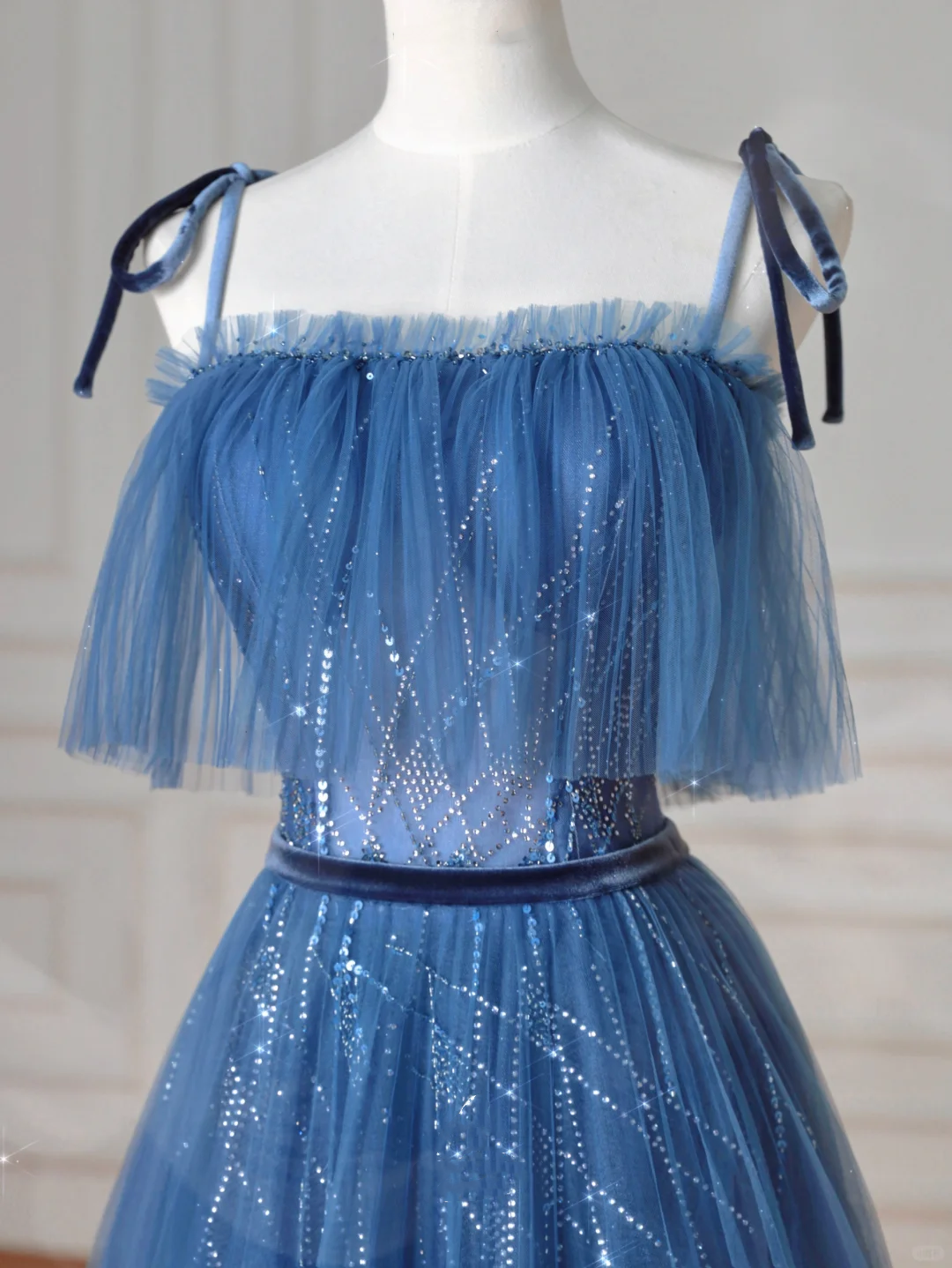 Hübsches blaues Spaghettiträger-Tüll-Pailletten-A-Linien-Ballkleid Abendkleid Y8634