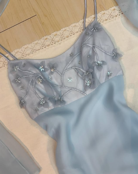 Elegantes pastellblaues Chiffon-Abendkleid mit Perlen und Trägern Y8142