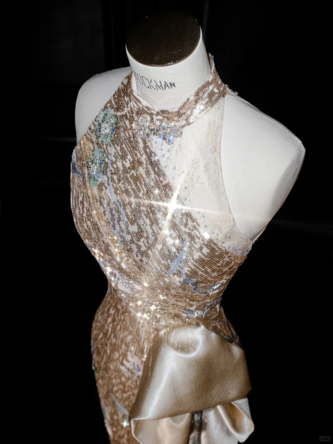 Vestido de fiesta largo con cuello halter y lentejuelas doradas y champán brillante Y8653