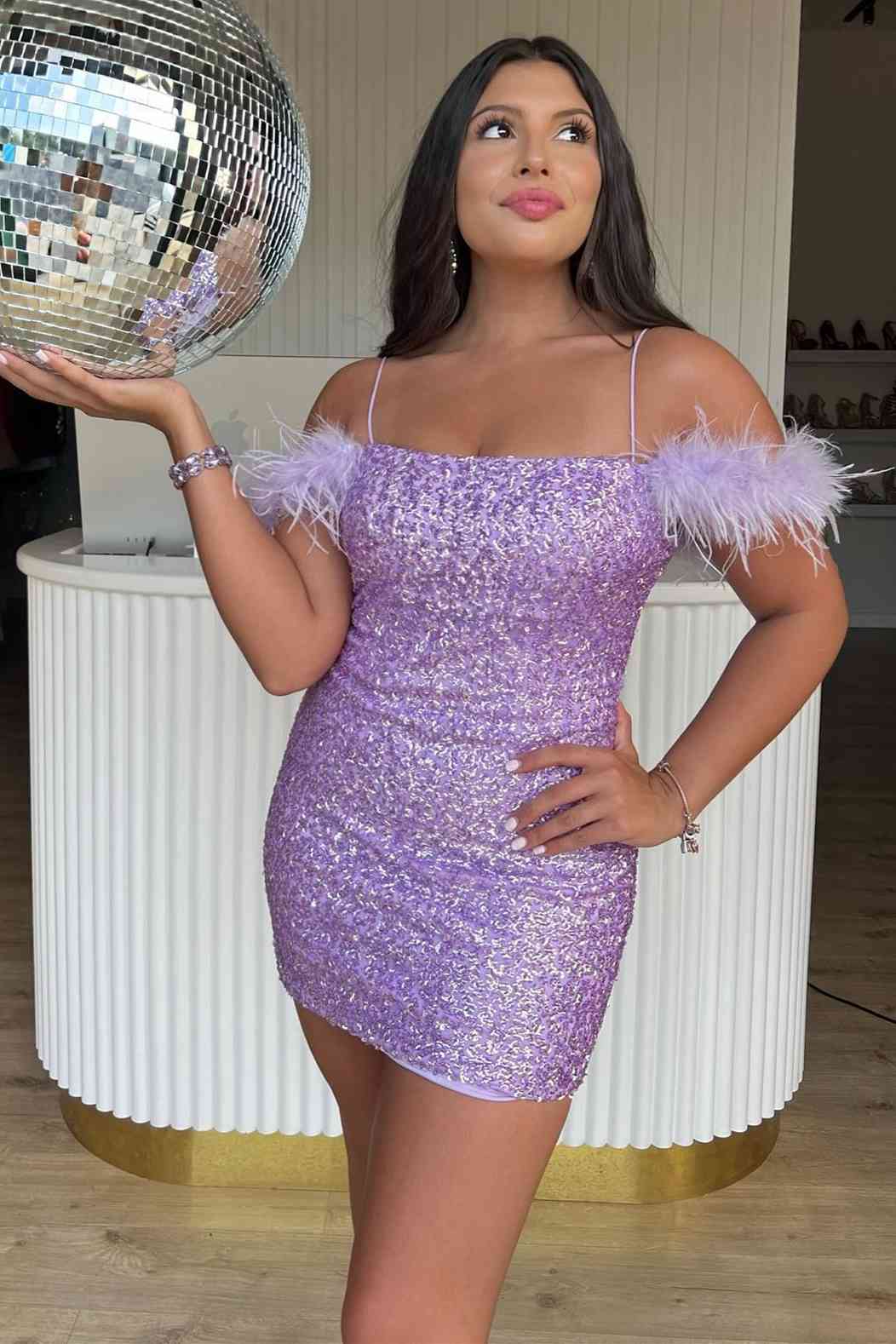 Georgiana | Vestido ajustado de lentejuelas y plumas para regreso a casa