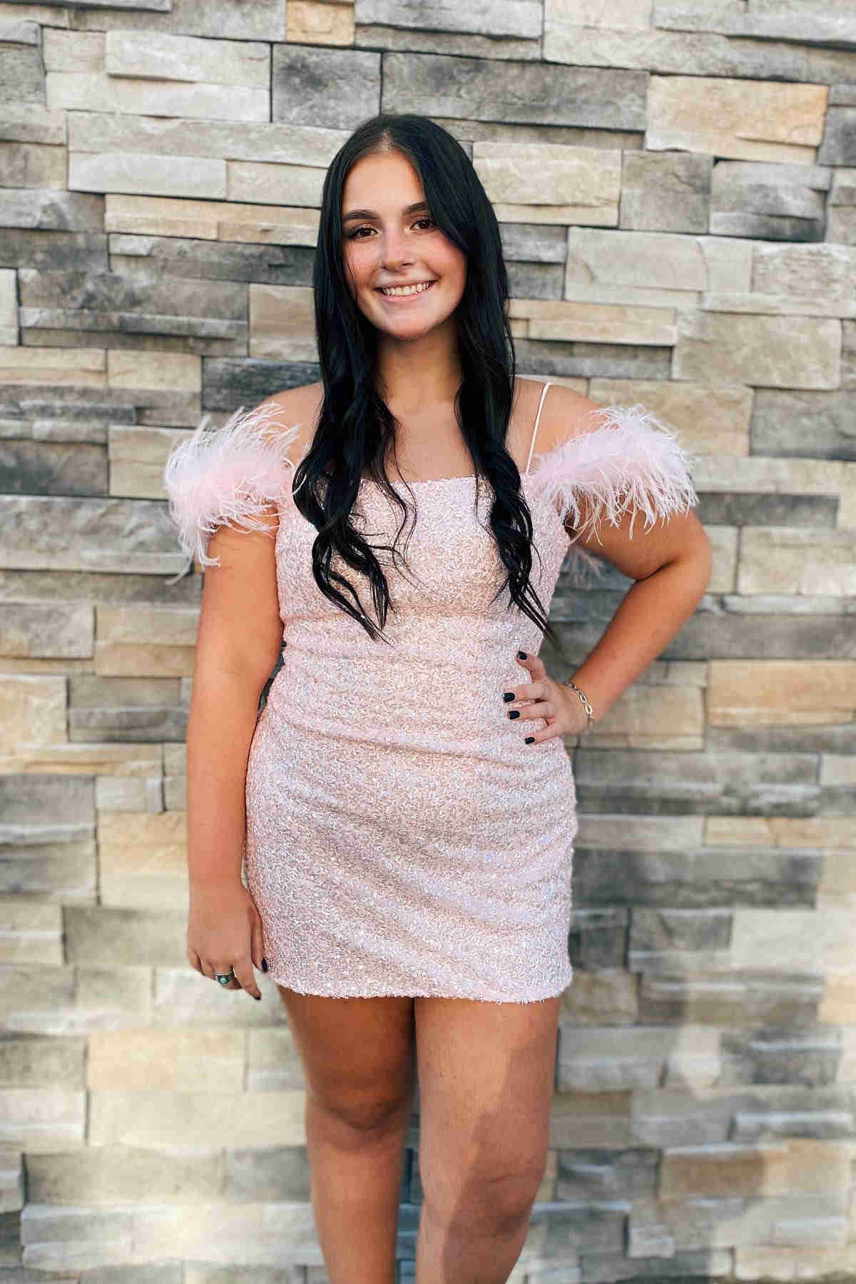 Georgiana | Vestido ajustado de lentejuelas y plumas para regreso a casa