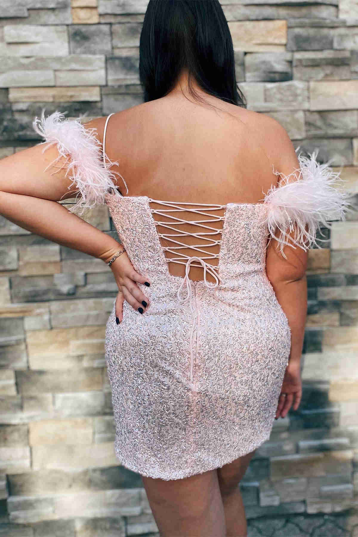 Georgiana | Vestido ajustado de lentejuelas y plumas para regreso a casa