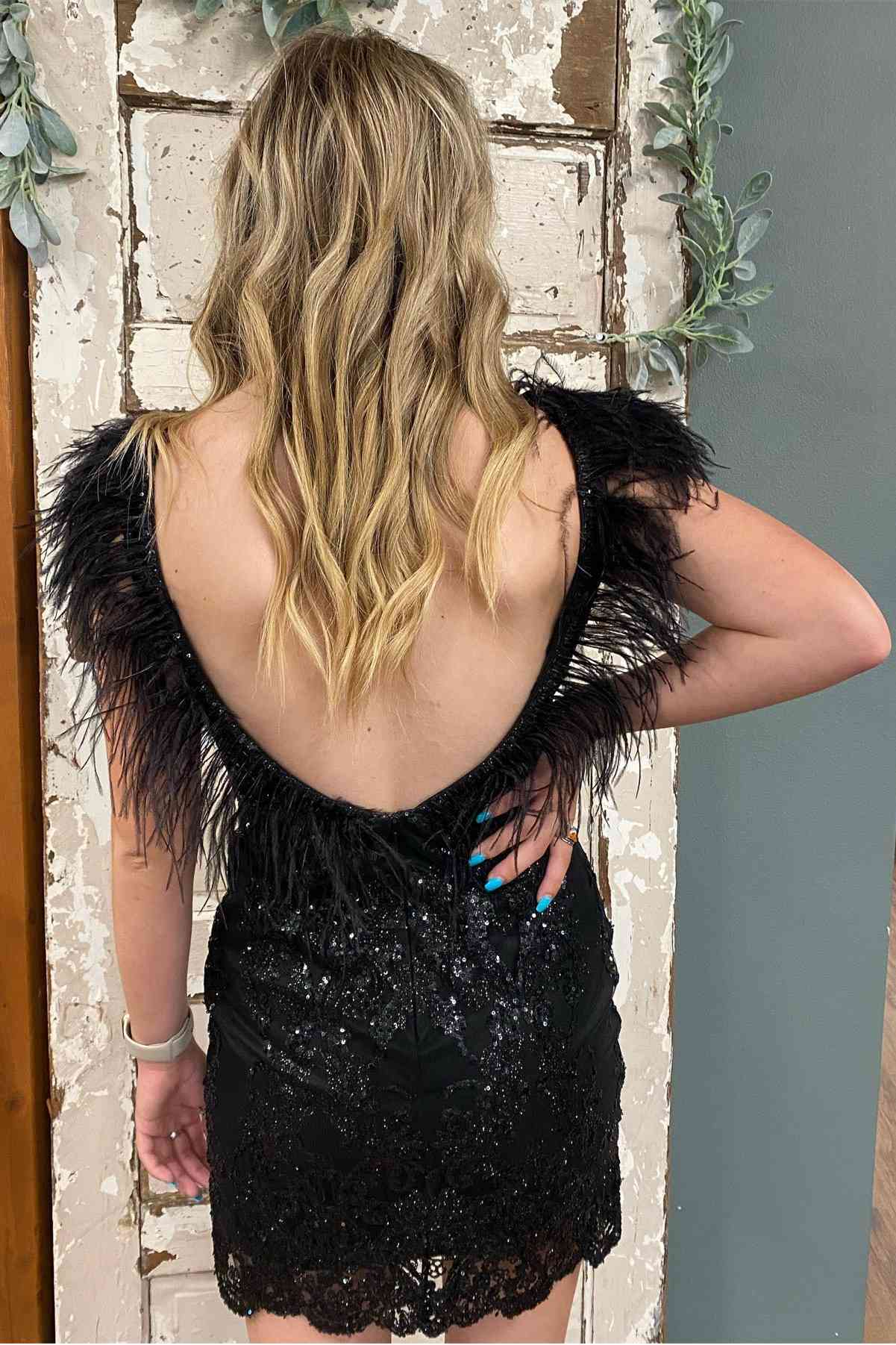 Tina | Vestido de fiesta con escote en V, lentejuelas y plumas