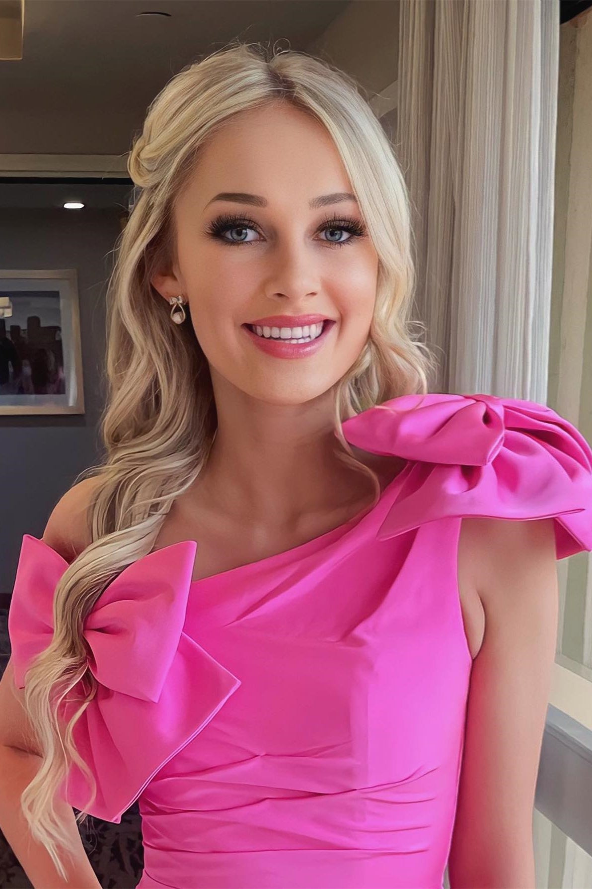 Noelle | Vestido de fiesta rosa intenso con un solo hombro y lazos