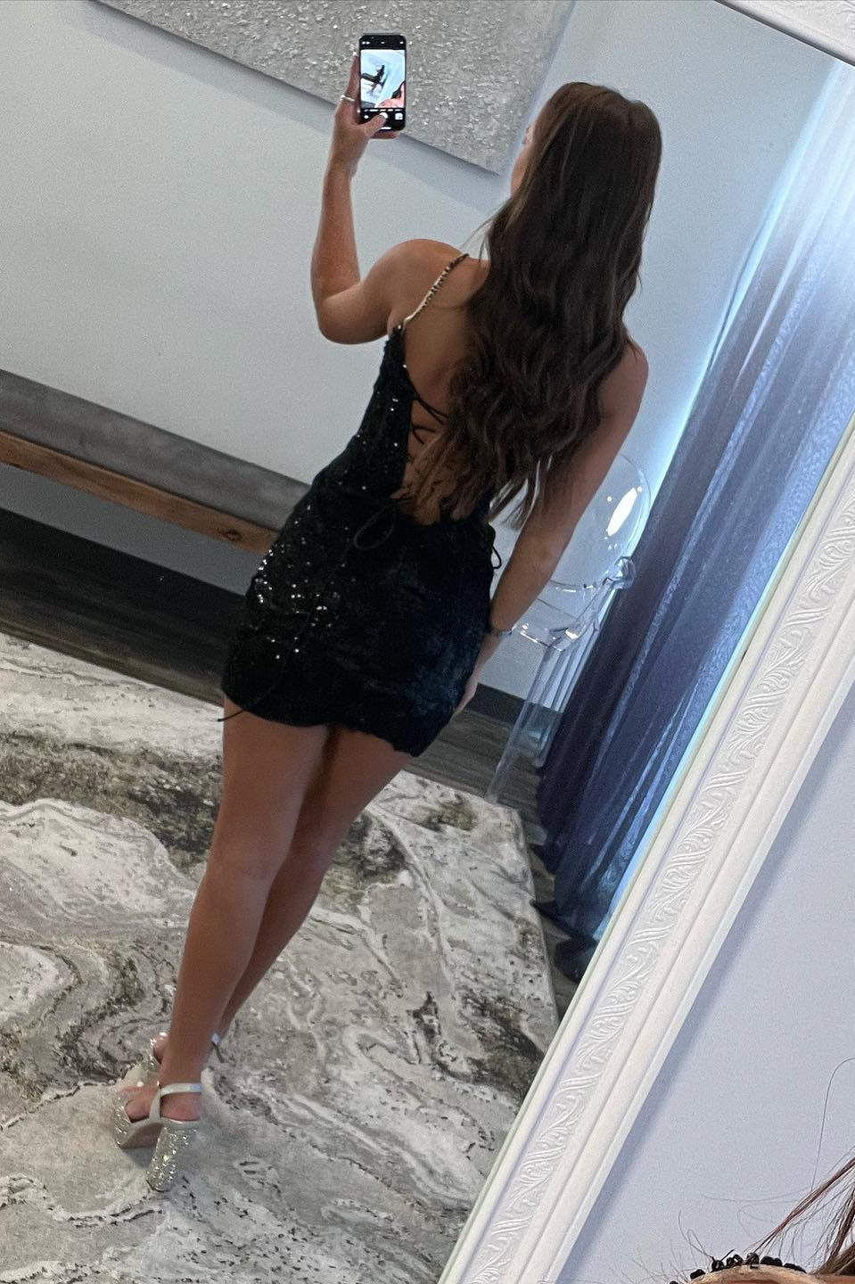 Orla | Vestido de fiesta negro con tirantes finos, lentejuelas y encaje