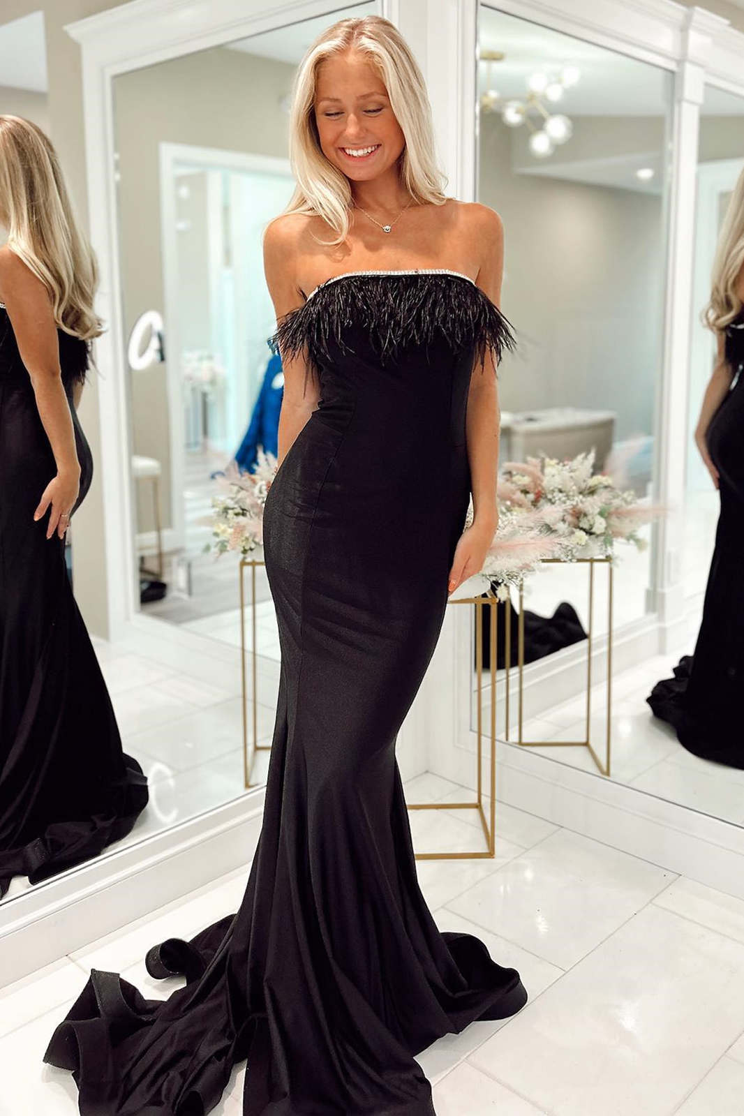 Kahlani|Trägerloses, langes Partykleid im Meerjungfrauen-Stil mit schwarzen Federn