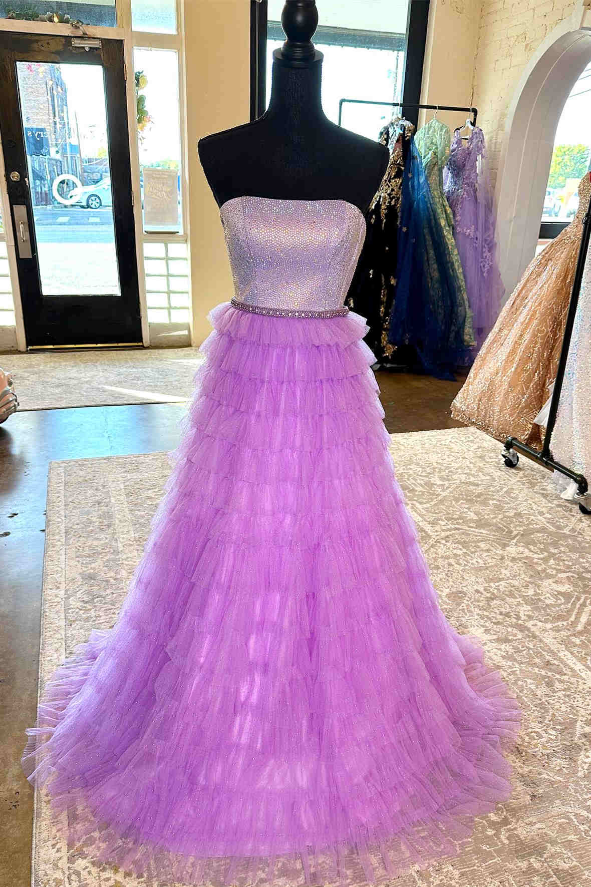 Yvonne | A-Linien-Ballkleid in Lila mit mehreren Lagen und Strasssteinen
