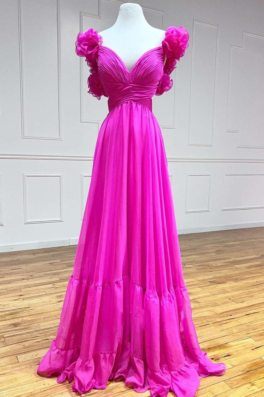 Aadhya | Langes Ballkleid in Fuchsia mit V-Ausschnitt, Rüschen und Plissee