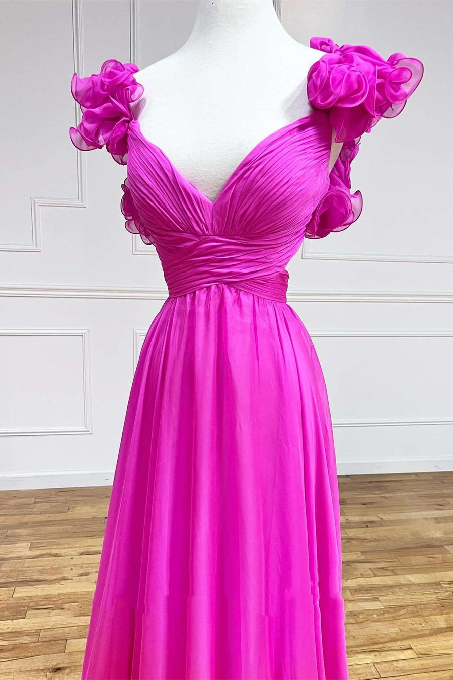 Aadhya | Langes Ballkleid in Fuchsia mit V-Ausschnitt, Rüschen und Plissee