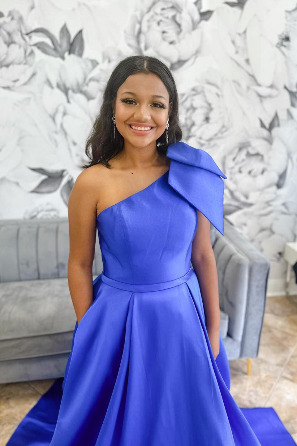 Aliya | Rotes One-Shoulder-Ballkleid aus Satin mit Fliege und Taschen