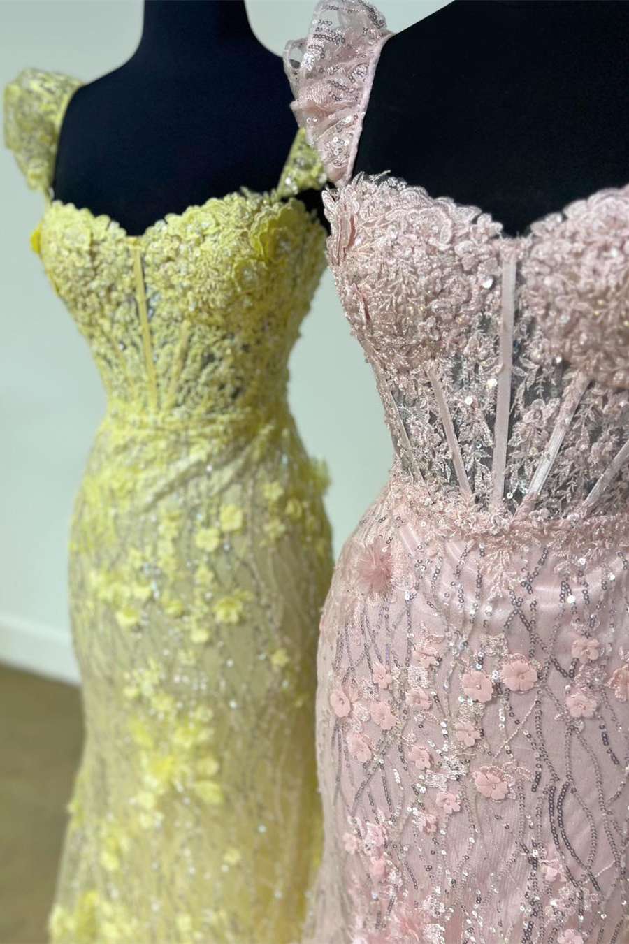 Mckinley | Gelbes, langes Ballkleid im Meerjungfrauen-Stil mit Rüschenträgern und 3D-Blumen