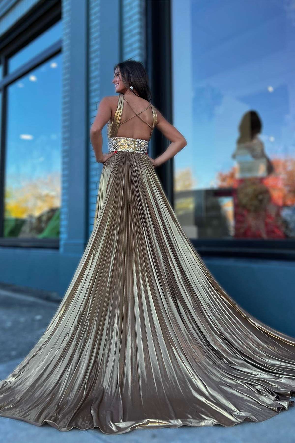 Macy | Vestido de fiesta largo metalizado con tirantes cruzados y plisado