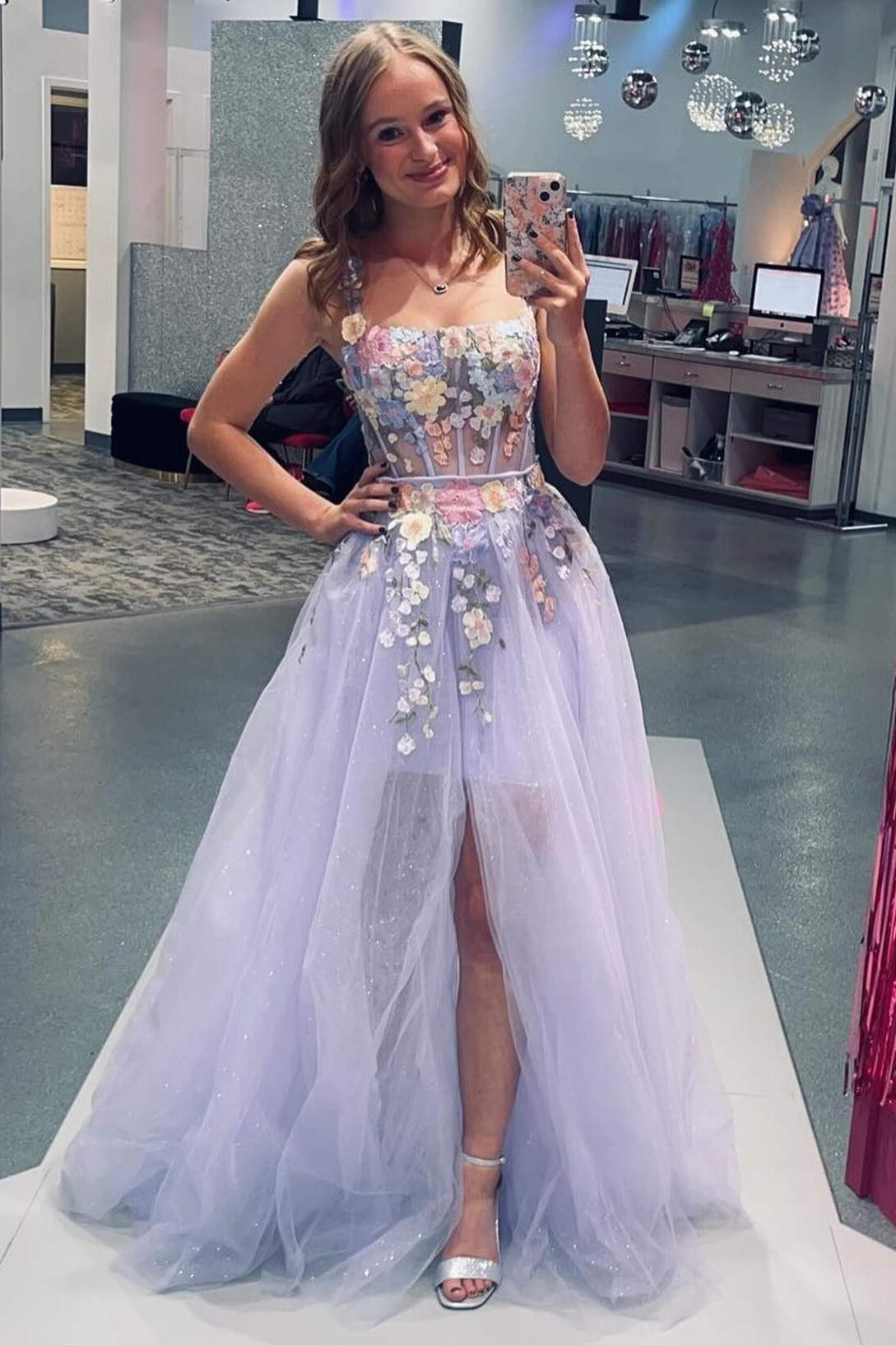 Millie | Kurzes Partykleid mit lavendelfarbenen Trägern und Blumenmuster und abnehmbarem Cape