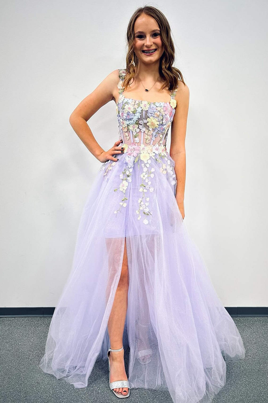 Millie | Kurzes Partykleid mit lavendelfarbenen Trägern und Blumenmuster und abnehmbarem Cape