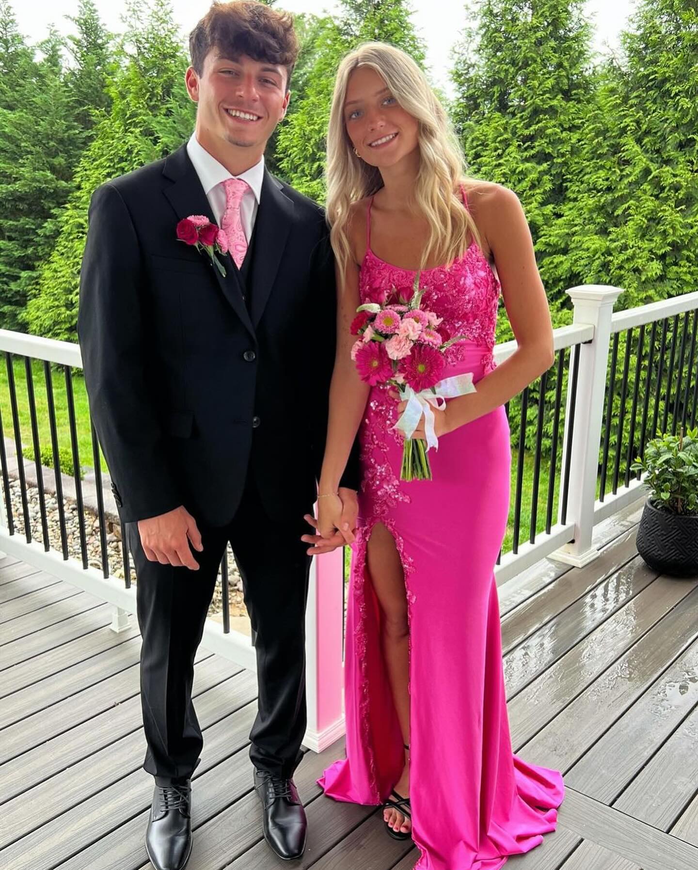Fabelhaftes säulenförmiges Satin-Spaghettiträger-ärmelloses rosa Ballkleid mit Applikationen und Schlitz vorne