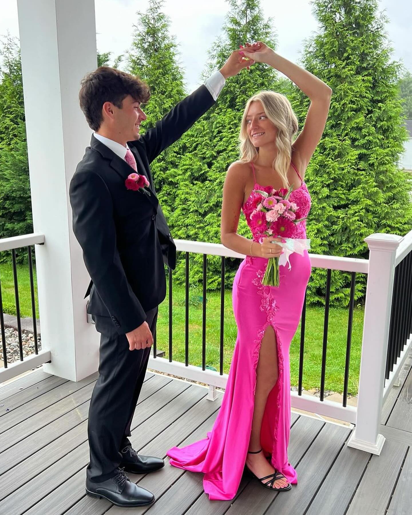 Fabelhaftes säulenförmiges Satin-Spaghettiträger-ärmelloses rosa Ballkleid mit Applikationen und Schlitz vorne