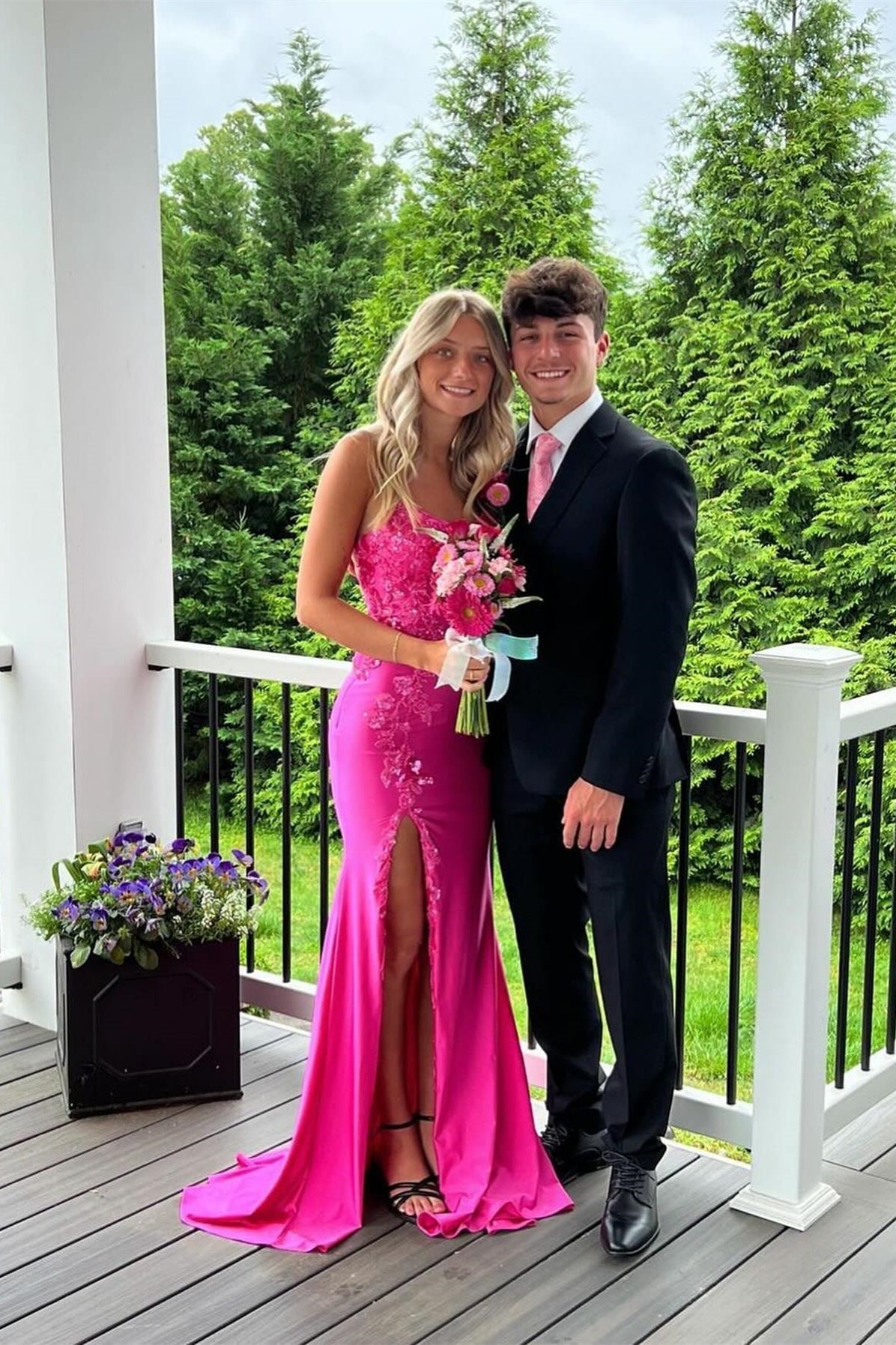 Fabelhaftes säulenförmiges Satin-Spaghettiträger-ärmelloses rosa Ballkleid mit Applikationen und Schlitz vorne