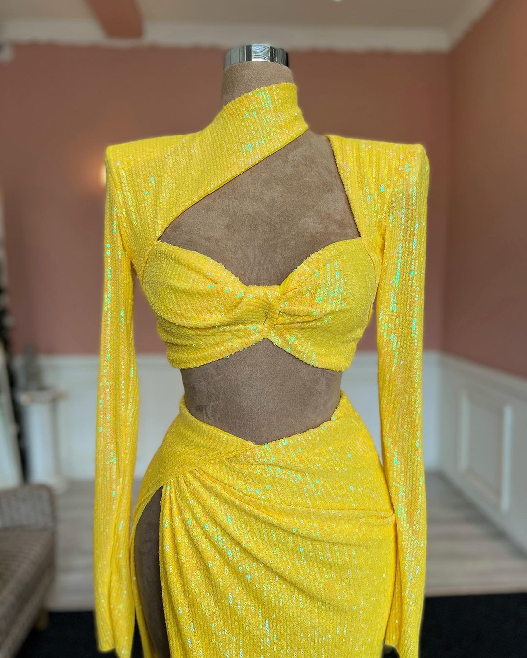 Fabuloso vestido de fiesta largo amarillo con lentejuelas, cuello alto, mangas largas y abertura