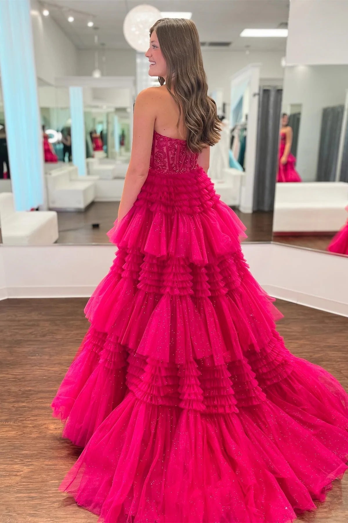 Fuchsiafarbenes, mehrlagiges, trägerloses, langes A-Linien-Ballkleid aus Tüll mit Applikationen, PSK451