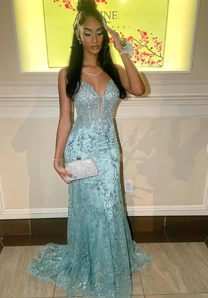 Vestido de noche estilo sirena con tirantes finos y apliques de encaje Y7921