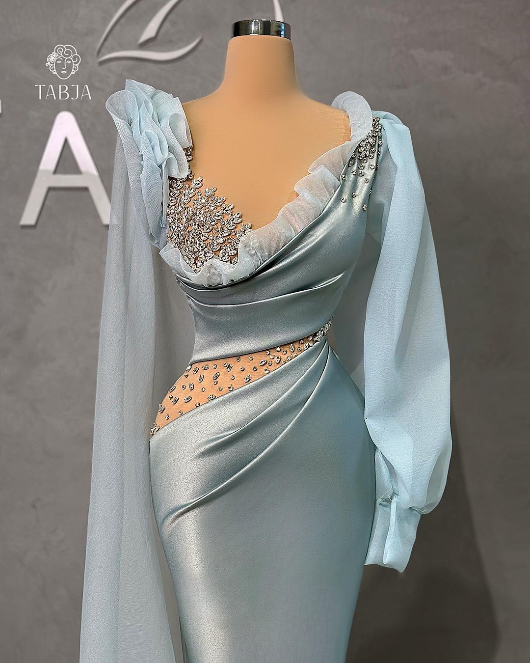 Glamoroso vestido de fiesta largo estilo sirena con escote en V, mangas largas, volantes y piedras