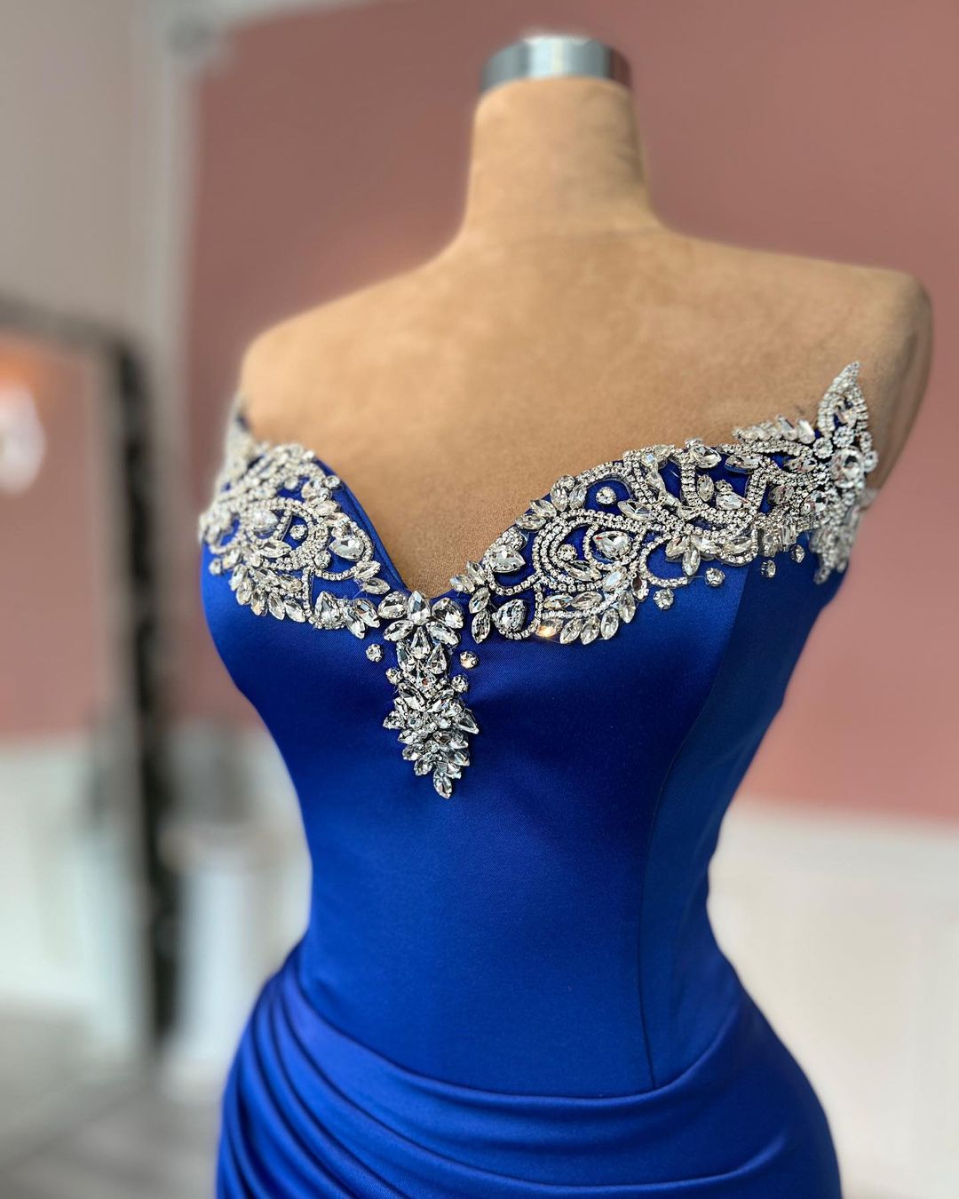 Glamouröses, langes, königsblaues, säulenförmiges, trägerloses Ballkleid mit Juwelen und Schlitz