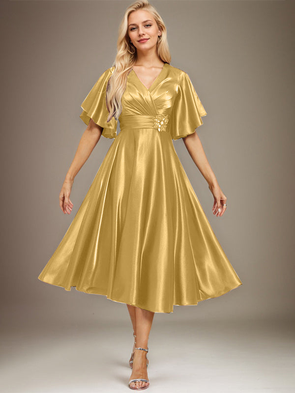 Robe de mère de la mariée en satin extensible à col en V et longueur thé avec perles plissées