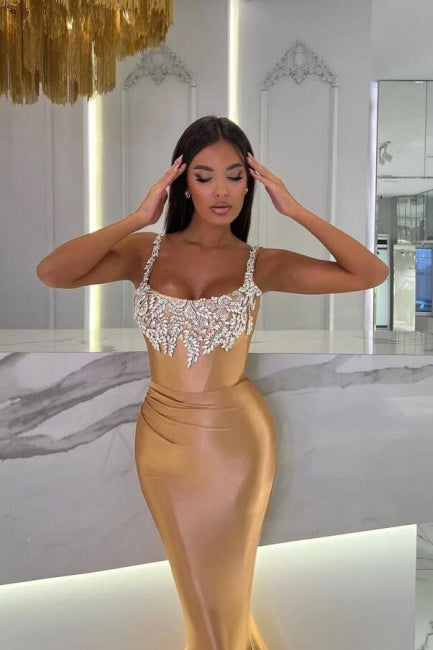 Hermoso vestido de fiesta largo estilo sirena dorado sin mangas con joya y brillo