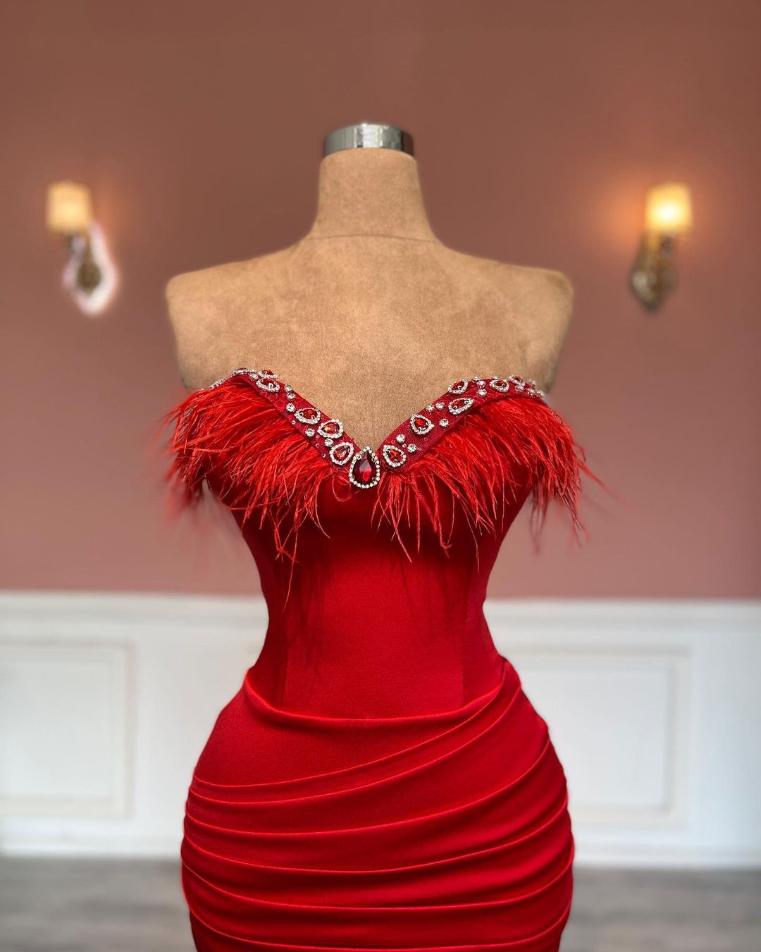 Hermoso vestido de fiesta largo rojo con escote en forma de corazón, pedrería y plumas