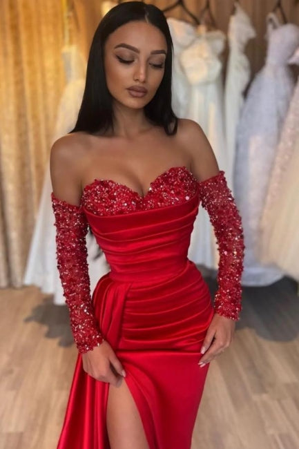Hermoso vestido de fiesta largo rojo de sirena con escote en forma de corazón, lentejuelas y cuentas, mangas largas con abertura