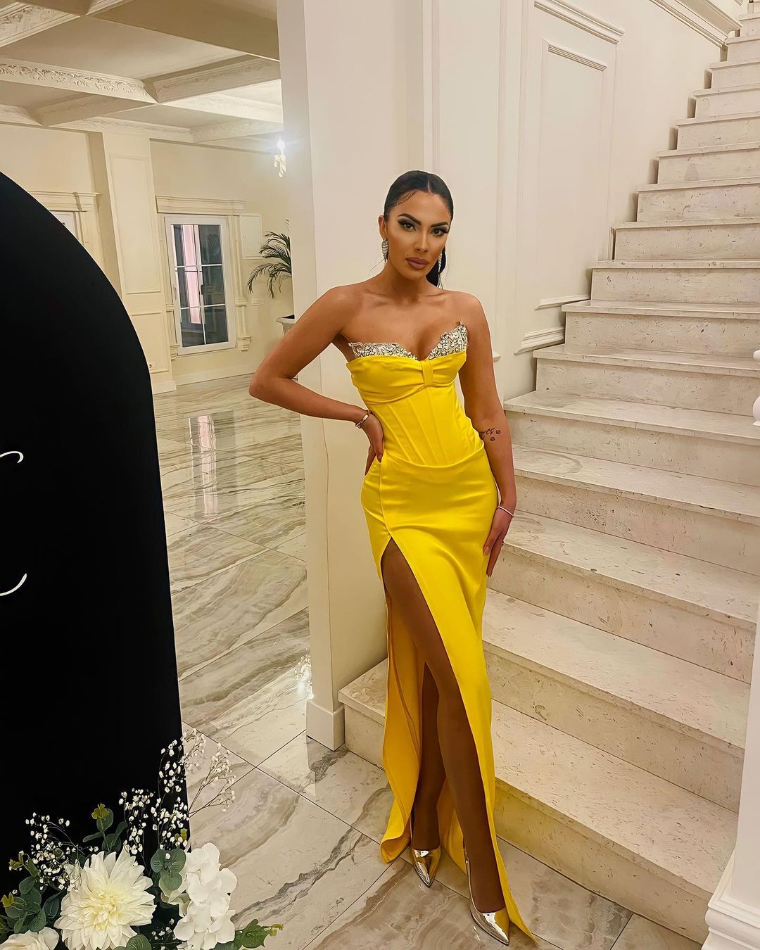 Hermoso vestido de fiesta largo amarillo sin tirantes, estilo sirena, con joyas, hasta el suelo y abertura