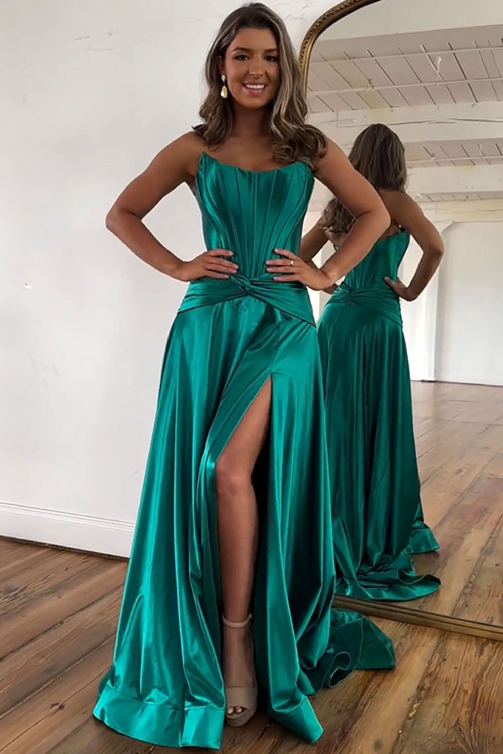 Annette | Grünes A-Linien-Ballkleid aus Satin mit trägerlosem Reißverschluss hinten und Schlitz