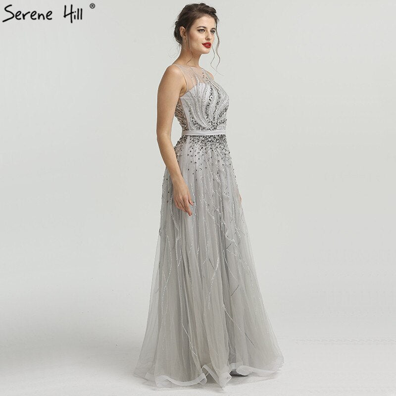 En oferta, sin devolución ni reembolso. Vestidos de noche de lujo con cuentas de diamantes grises 2025. Vestidos de noche formales de playa sin mangas sexys de alta gama LA6577.