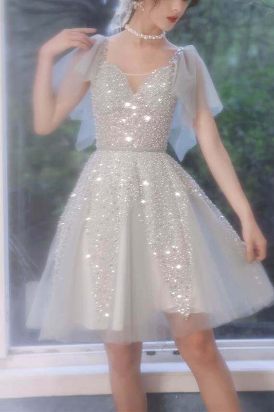 Vestido de fiesta corto plateado con corte en A y mangas con vuelo Y28