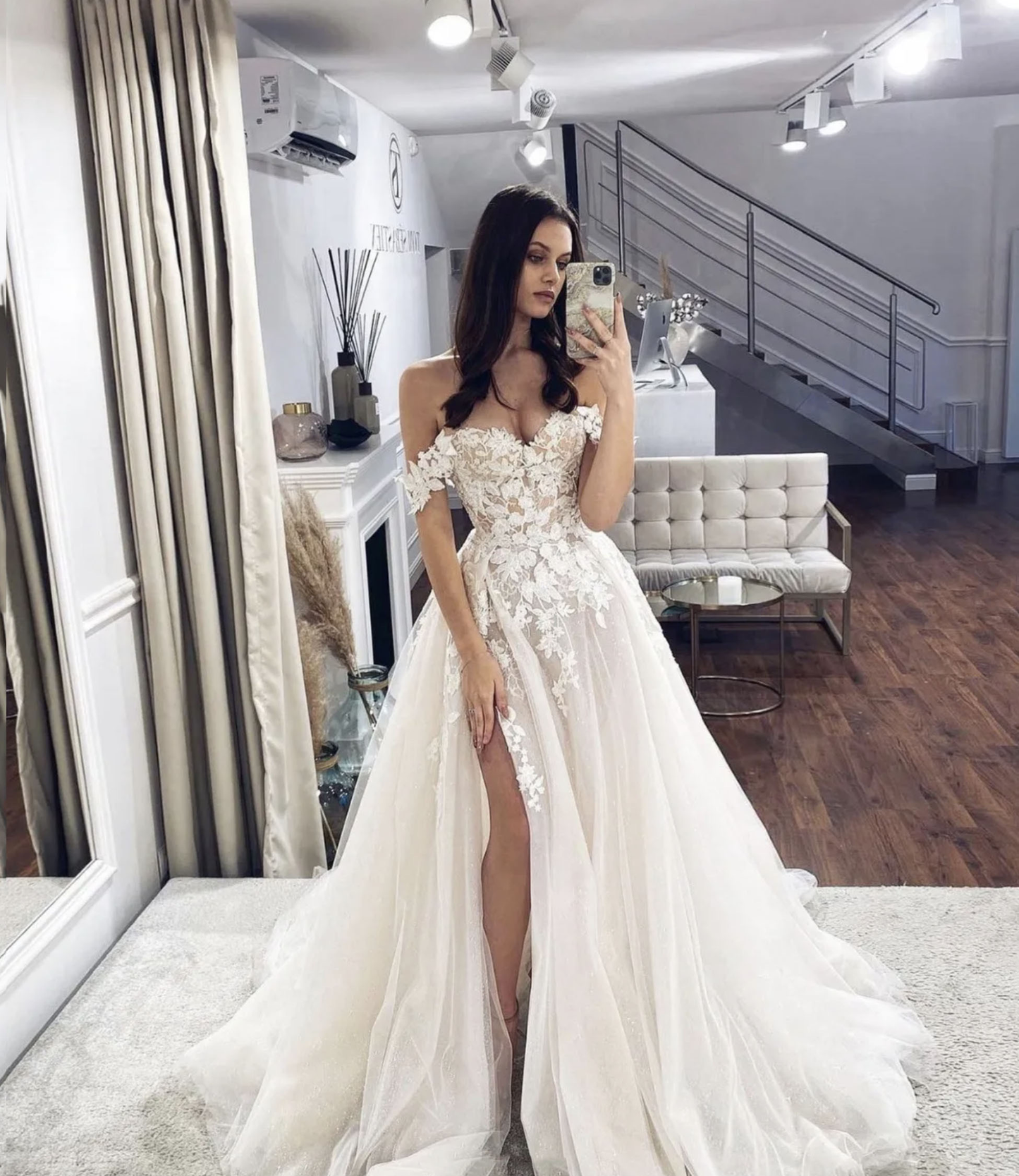 Vestido de novia de tul blanco con hombros descubiertos Y754
