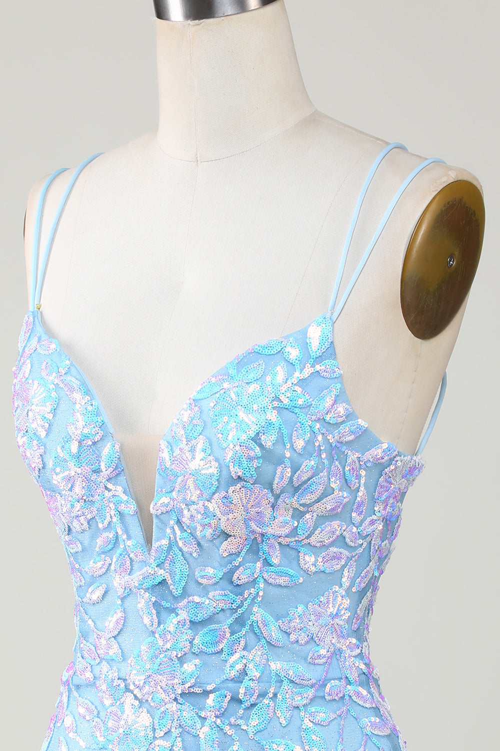 Vestido corto de fiesta azul con tirantes finos y escote en V y apliques Aqqliques