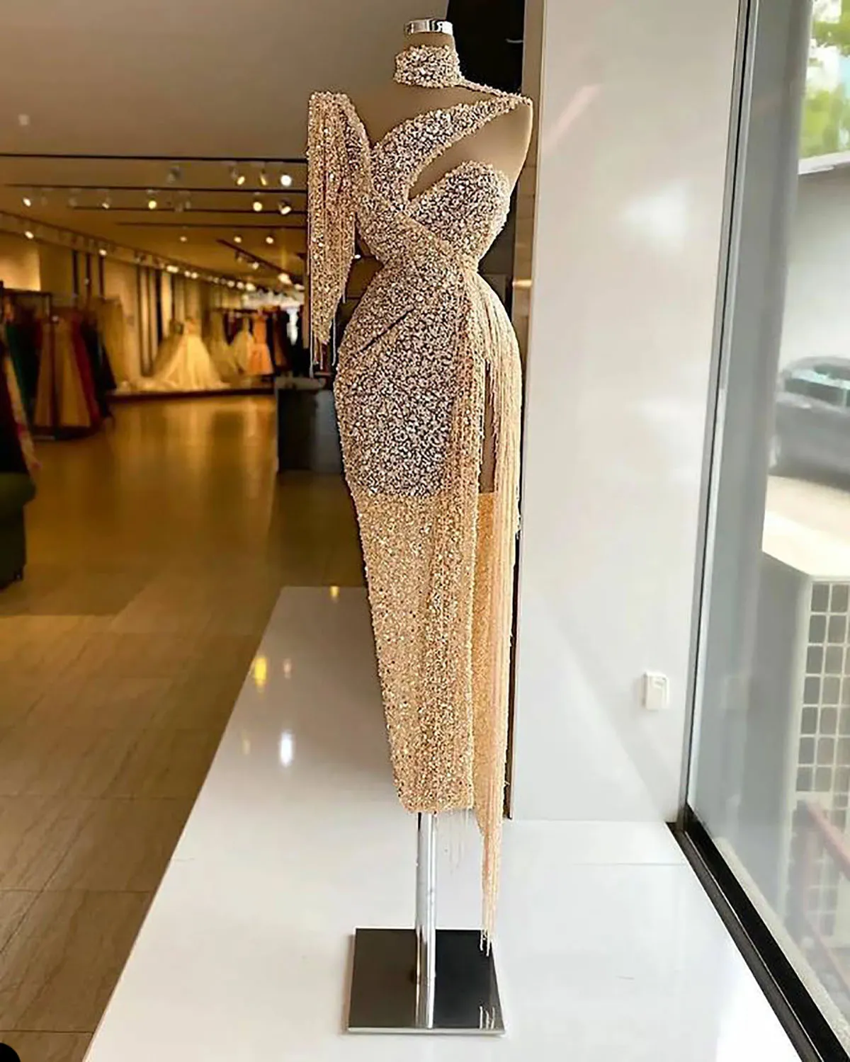 Funkelndes Pailletten-Abendkleid mit Seitenschlitz, Ballkleid mit einer Schulter und Quasten, nach Maß Y6411