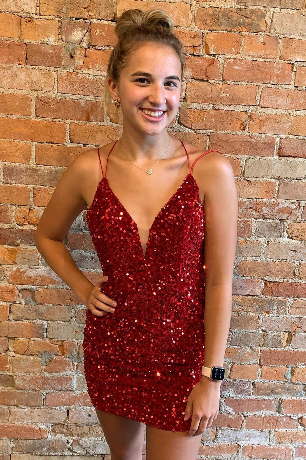 Olga | Vestido corto ajustado con lentejuelas para el regreso a casa