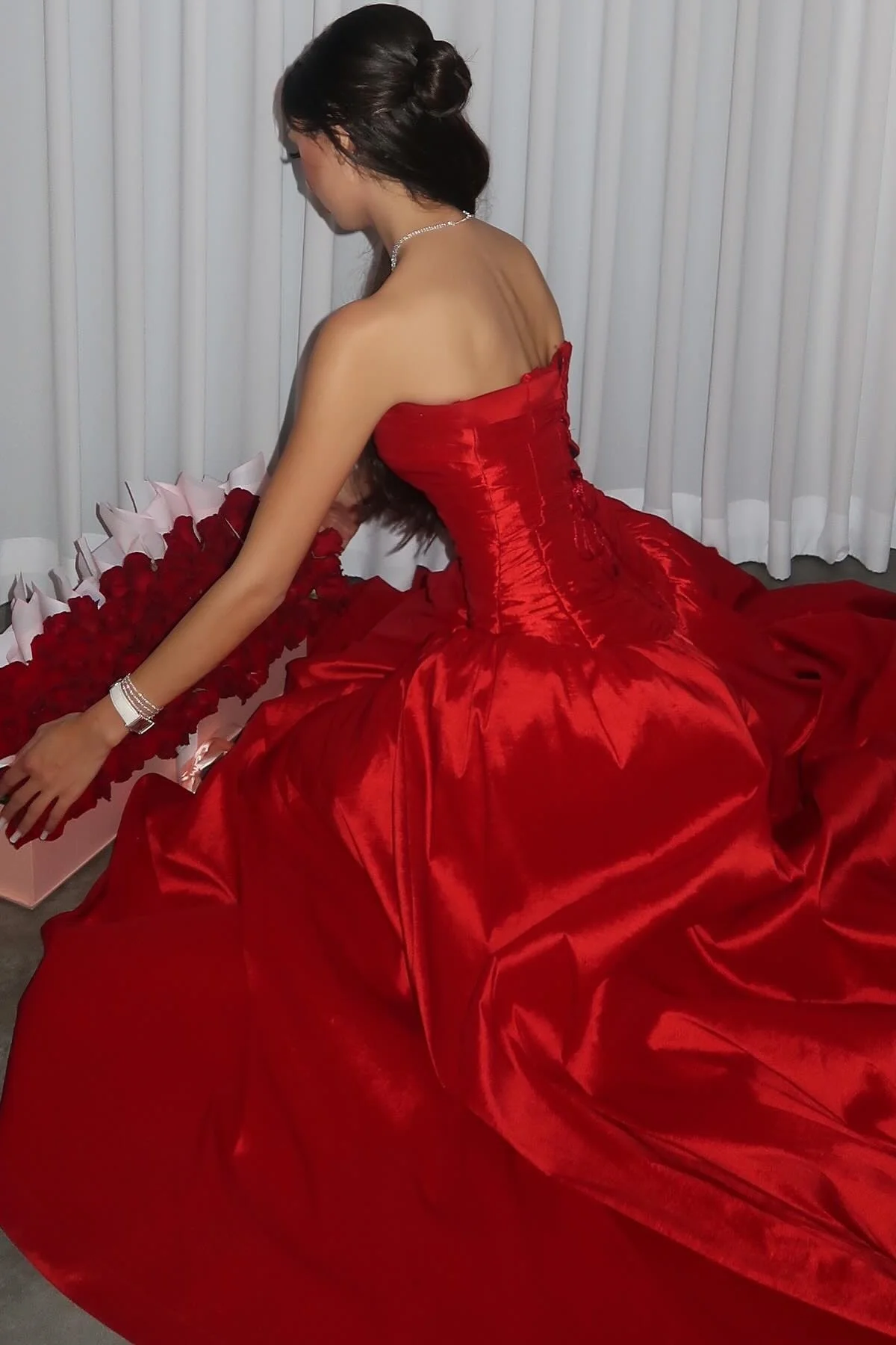 Hermoso vestido de noche rojo sin tirantes con abertura para fiesta, vestido formal de satén de corte A, vestido de graduación Y8170