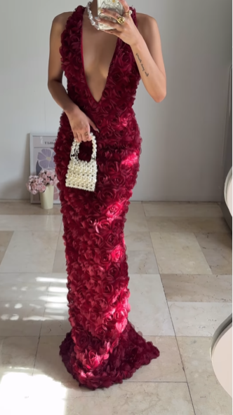 Hermoso vestido de noche largo con escote en V profundo y flores rosas color burdeos Y8504