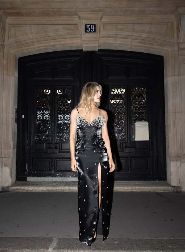 Vestido de fiesta de satén negro con cuentas y abertura, con tirantes finos, estilo tubo, Y8229