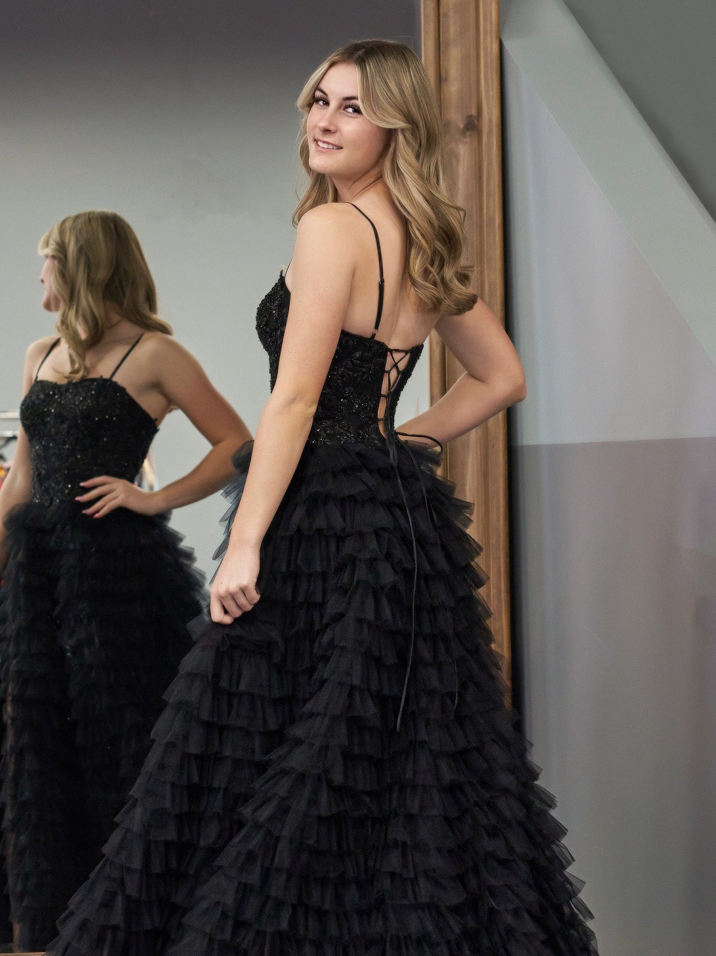 Jordan | Schwarzes A-Linien-Ballkleid aus Tüll mit Stufen und Pailletten