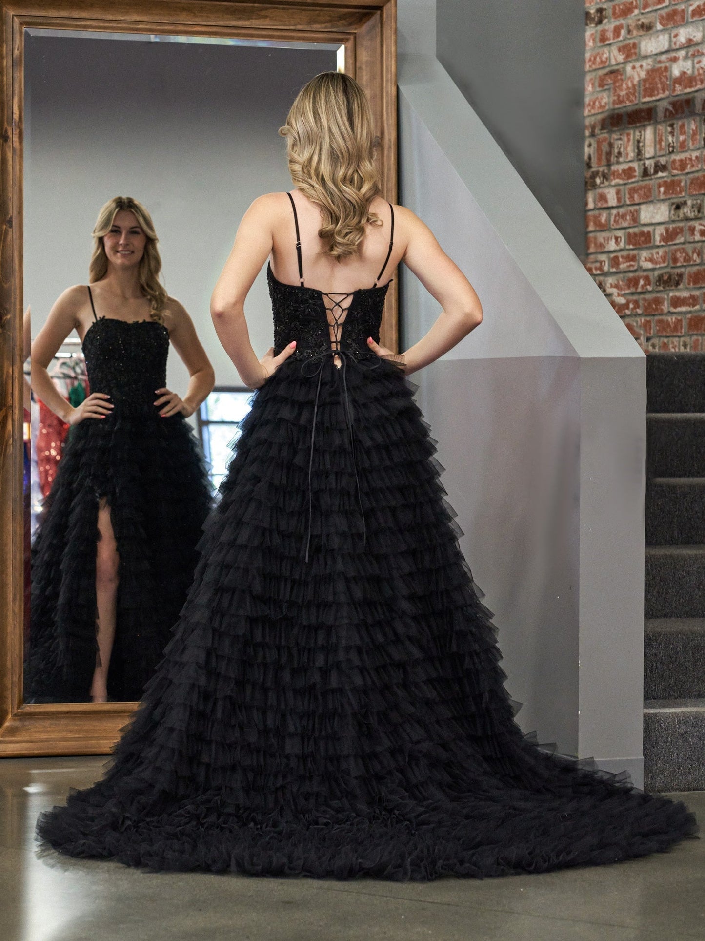 Jordan | Schwarzes A-Linien-Ballkleid aus Tüll mit Stufen und Pailletten