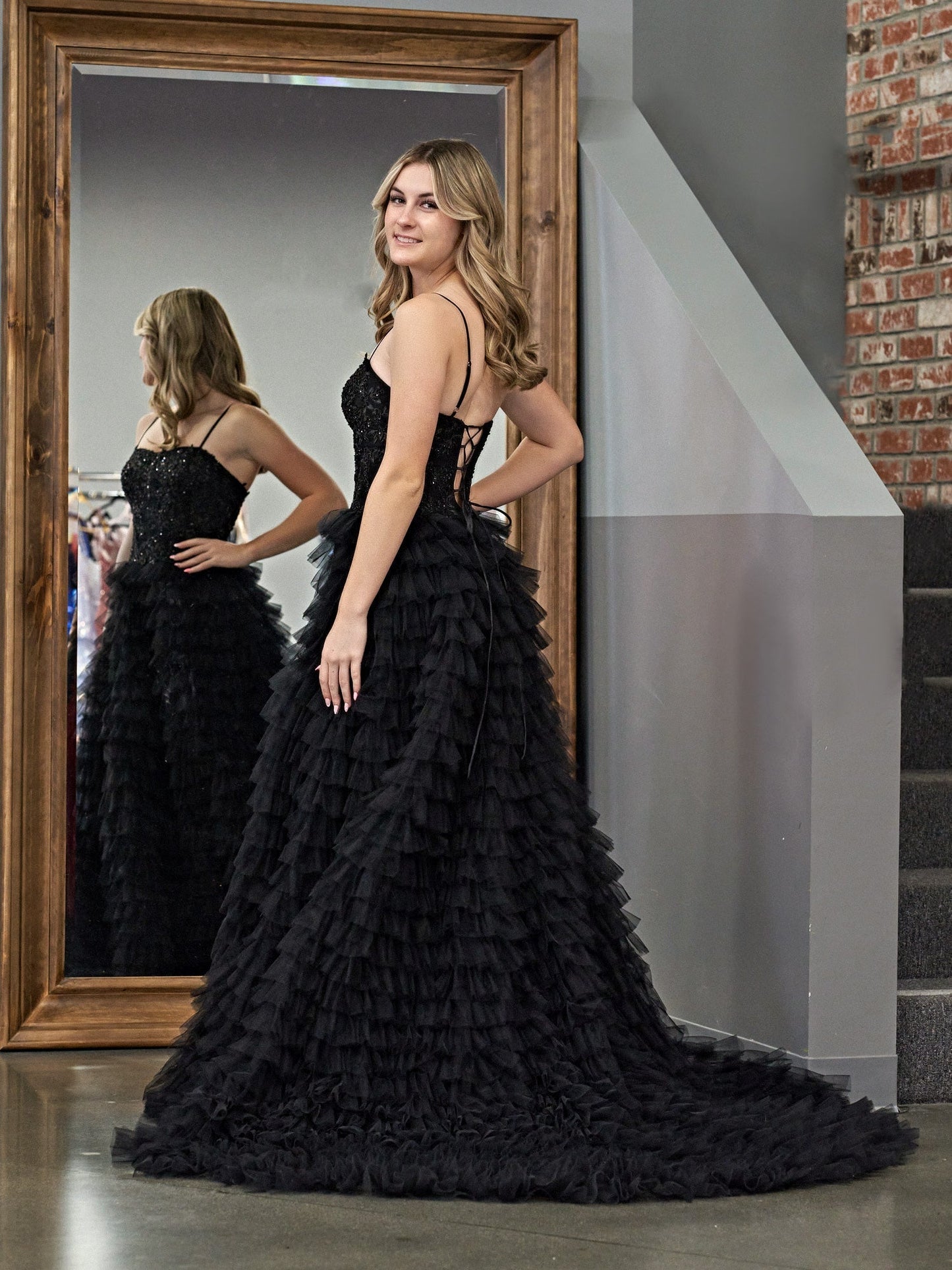 Jordan | Schwarzes A-Linien-Ballkleid aus Tüll mit Stufen und Pailletten