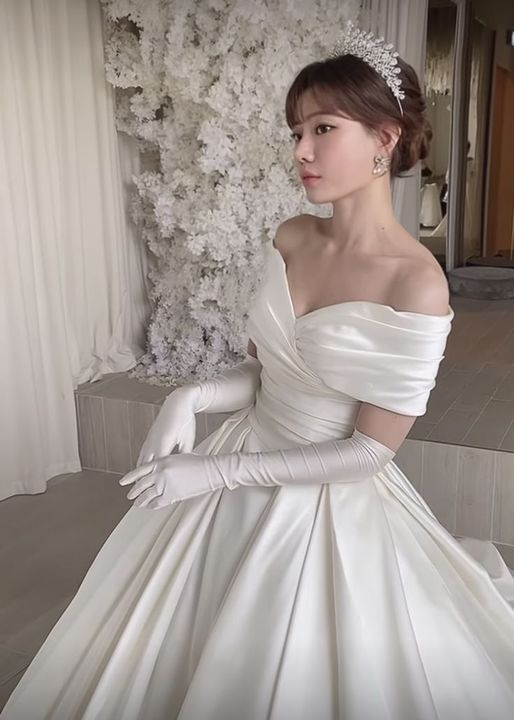 Vestido de novia elegante de satén estilo vintage con cola Y4494