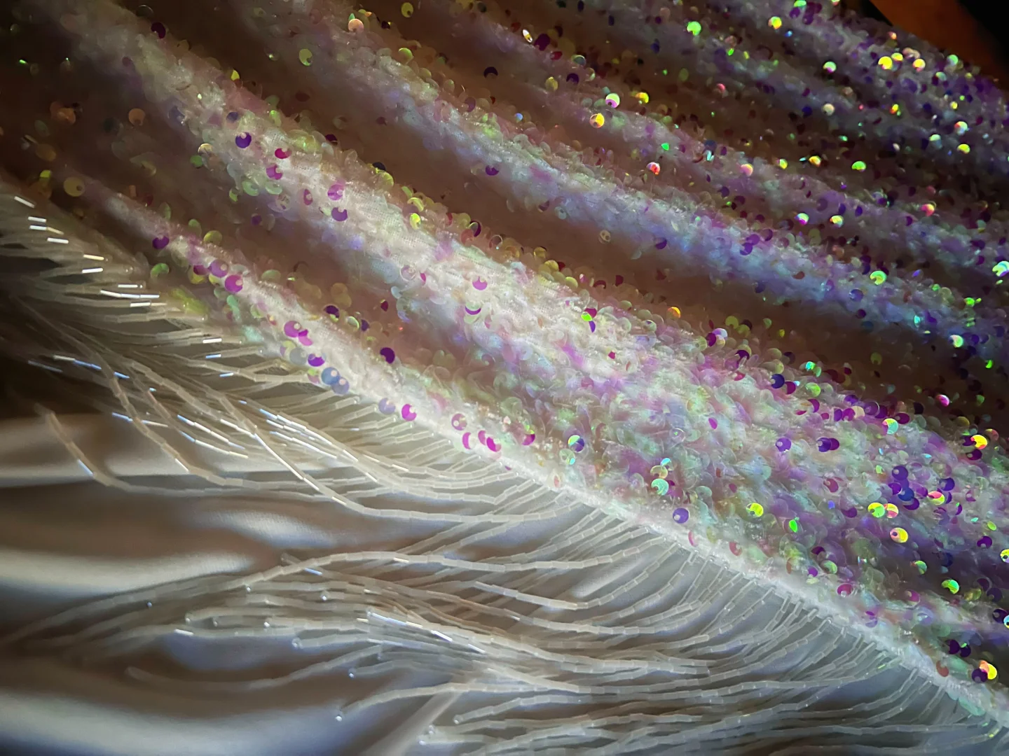 Funkelndes weißes Spaghettiträger-Pailletten-Ballkleid mit Schlitz und Quaste im Meerjungfrau-Stil, Y8648