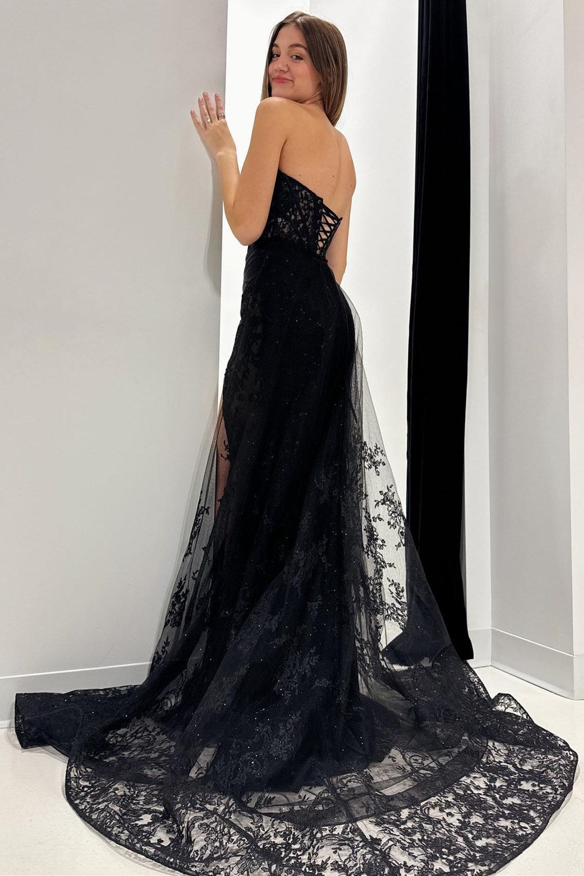 Giuliana | Schwarzes, trägerloses, langes Abendkleid aus Spitze mit angenähter Schleppe