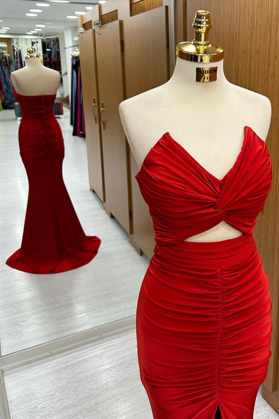 Monique | Rotes trägerloses, langes Meerjungfrauenkleid mit gedrehtem Knoten und Schlitz